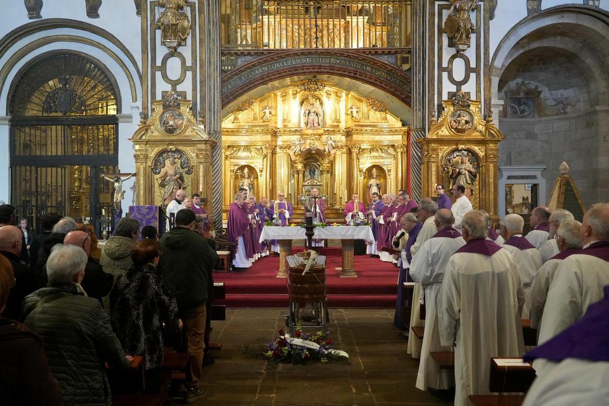 GALERÍA | La iglesia de San Ildefonso, abarrotada para despedir a José Ángel Rivera de las Heras
