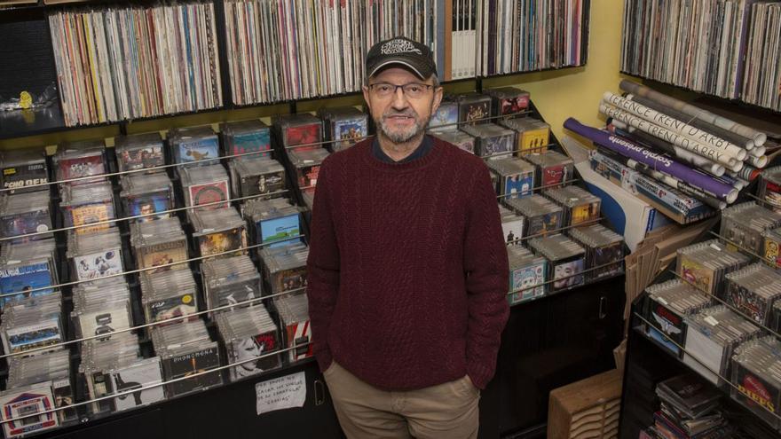 Eladio Lozano en Discovery Music, ante los discos que embalará en cajas.   | // CASTELEIRO/ROLLER AGENCIA