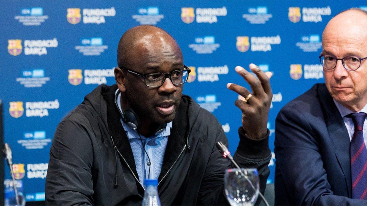 El exjugador del FC Barcelona Liliam Thuram y el vicepresidente Jordi Cardoner