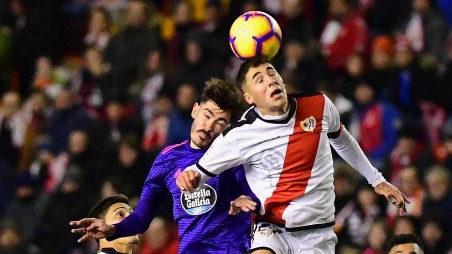 Jozabed disputa un balón por alto a un rival durante el choque disputado anoche en Vallecas contra el Rayo. // LOF