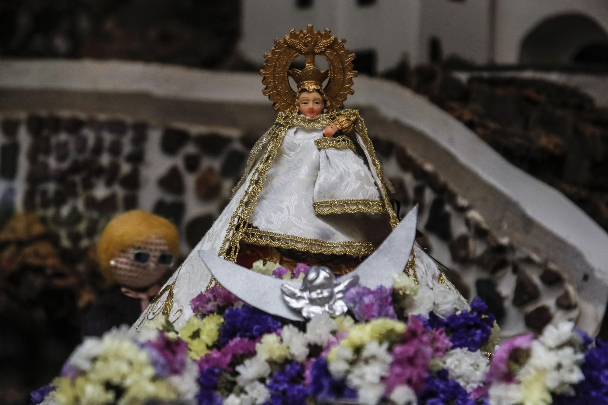 En el montaje aparece la camarera de honor, Pilar Murillo, sujetando el manto de la imagen.