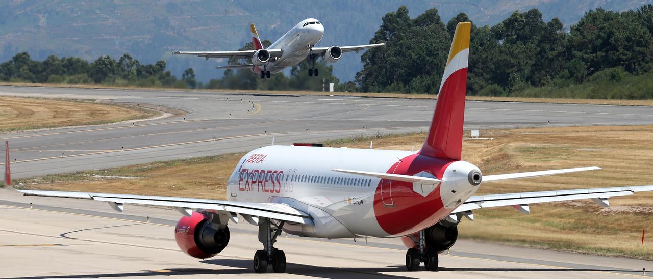 Dos aviones en el aeropuerto de Vigo.