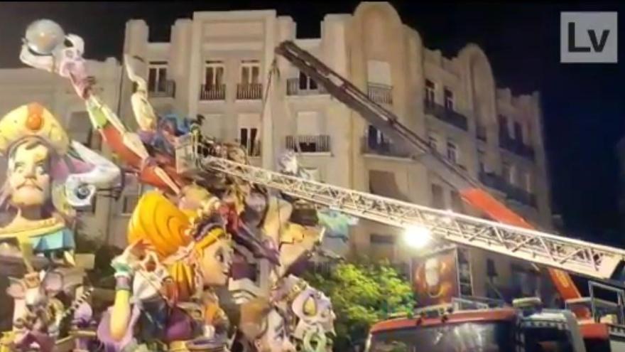 Los bomberos desmontan dos remates de la Falla de Regne de València