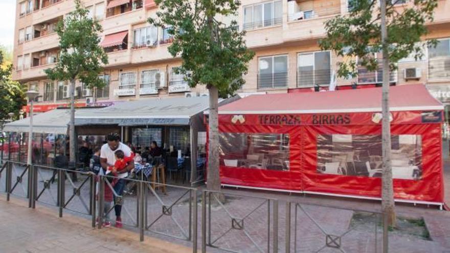 La Plaça de l&#039;Algeps concentra un gran número de comercios hosteleros a lo largo de toda su extensión.