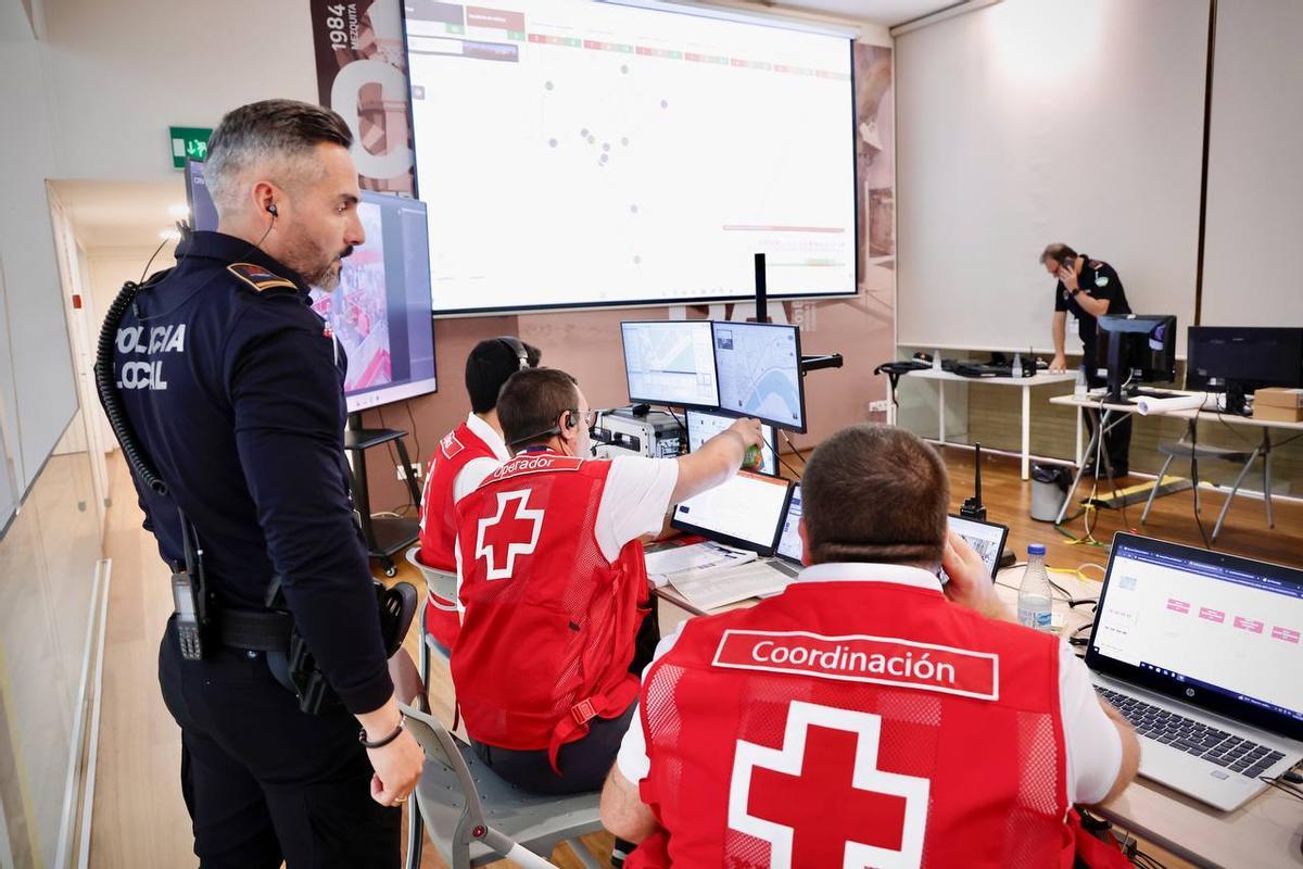 Voluntarios de Cruz Roja en el centro de coordinación de emergencias del Cecop, esta Semana Santa.