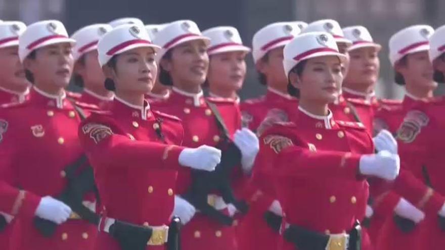 China exhibe su poder militar en un impresionante desfile