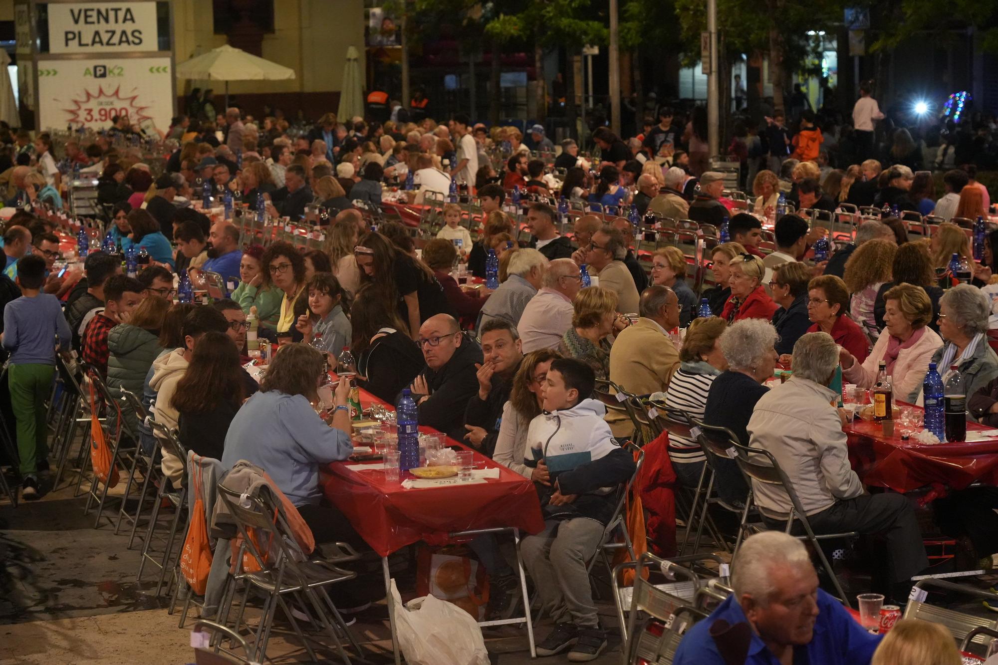 Búscate en la galería de fotos del 'sopar de pa i porta' de las fiestas de Almassora