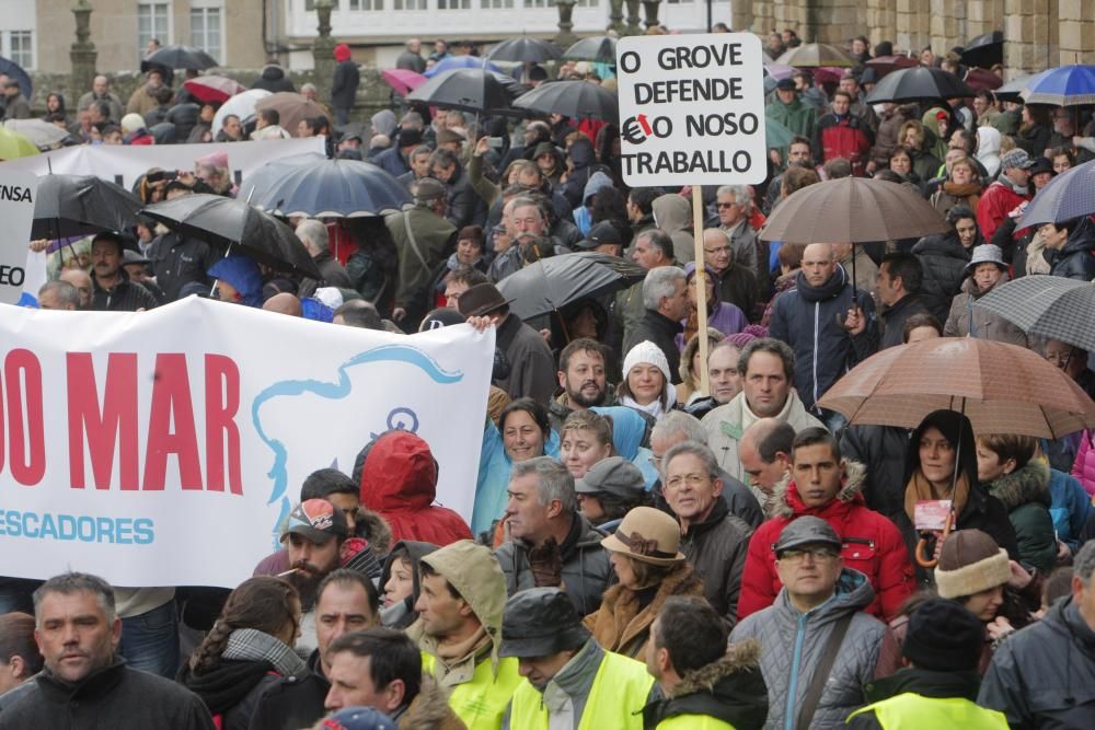 Miles de marineros protestan en Galicia para defen