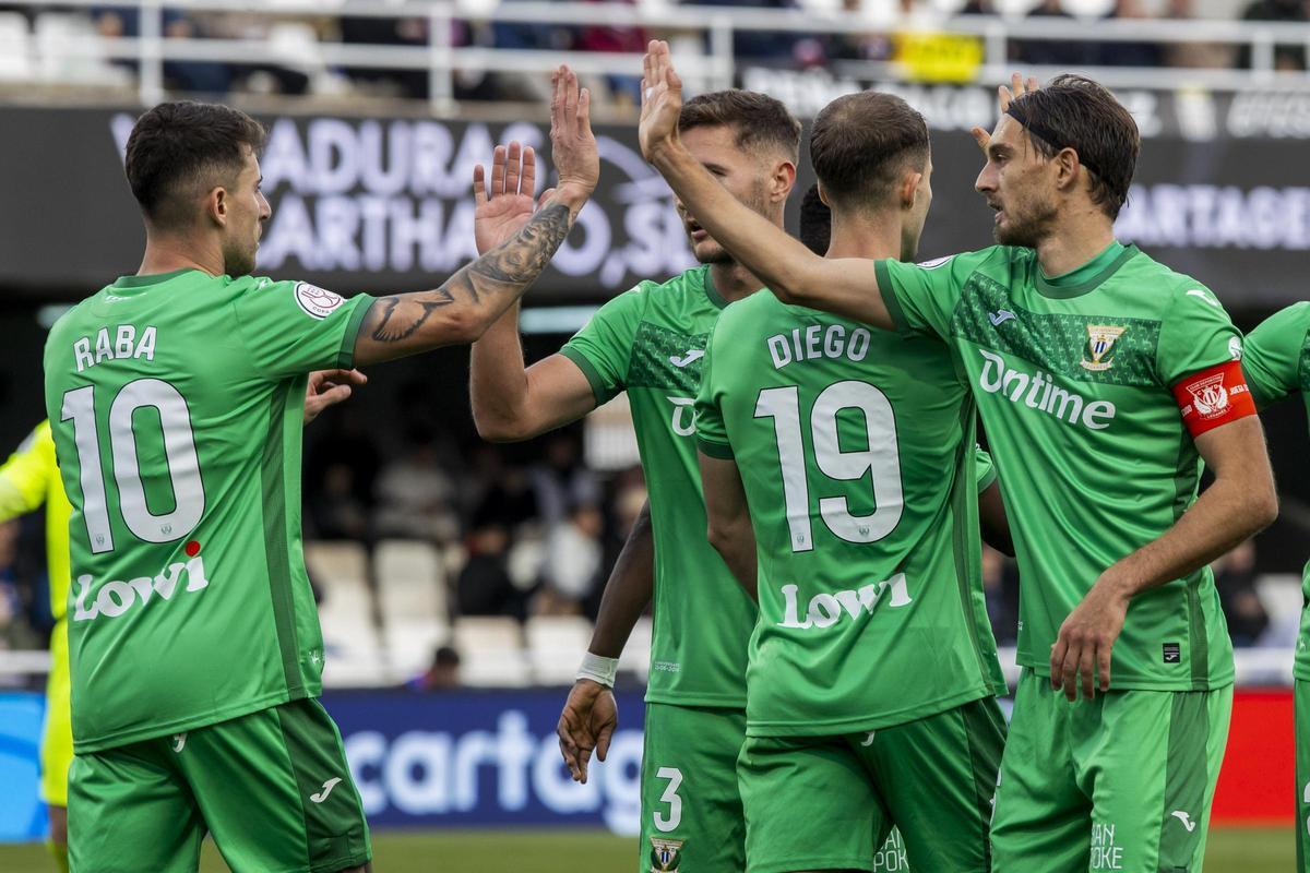 Los jugadores del Leganés celebran un gol al Cartagena.