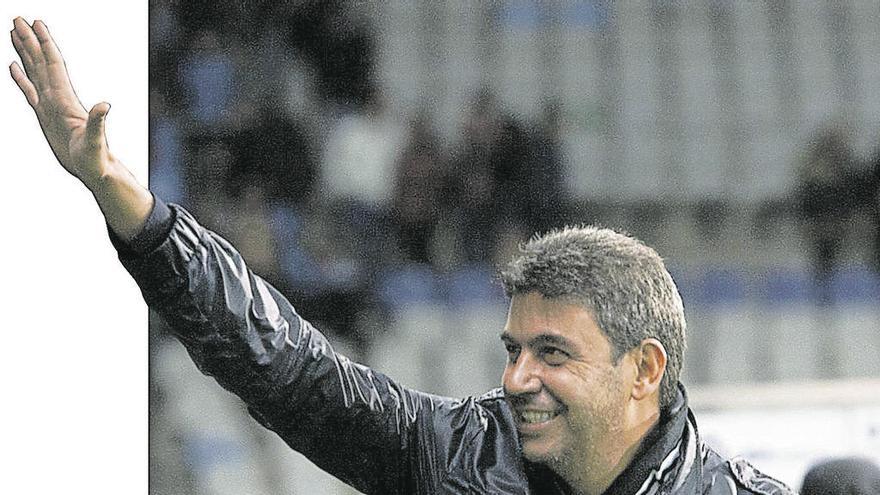 Arturo Elías saluda a la afición en el Tartiere.