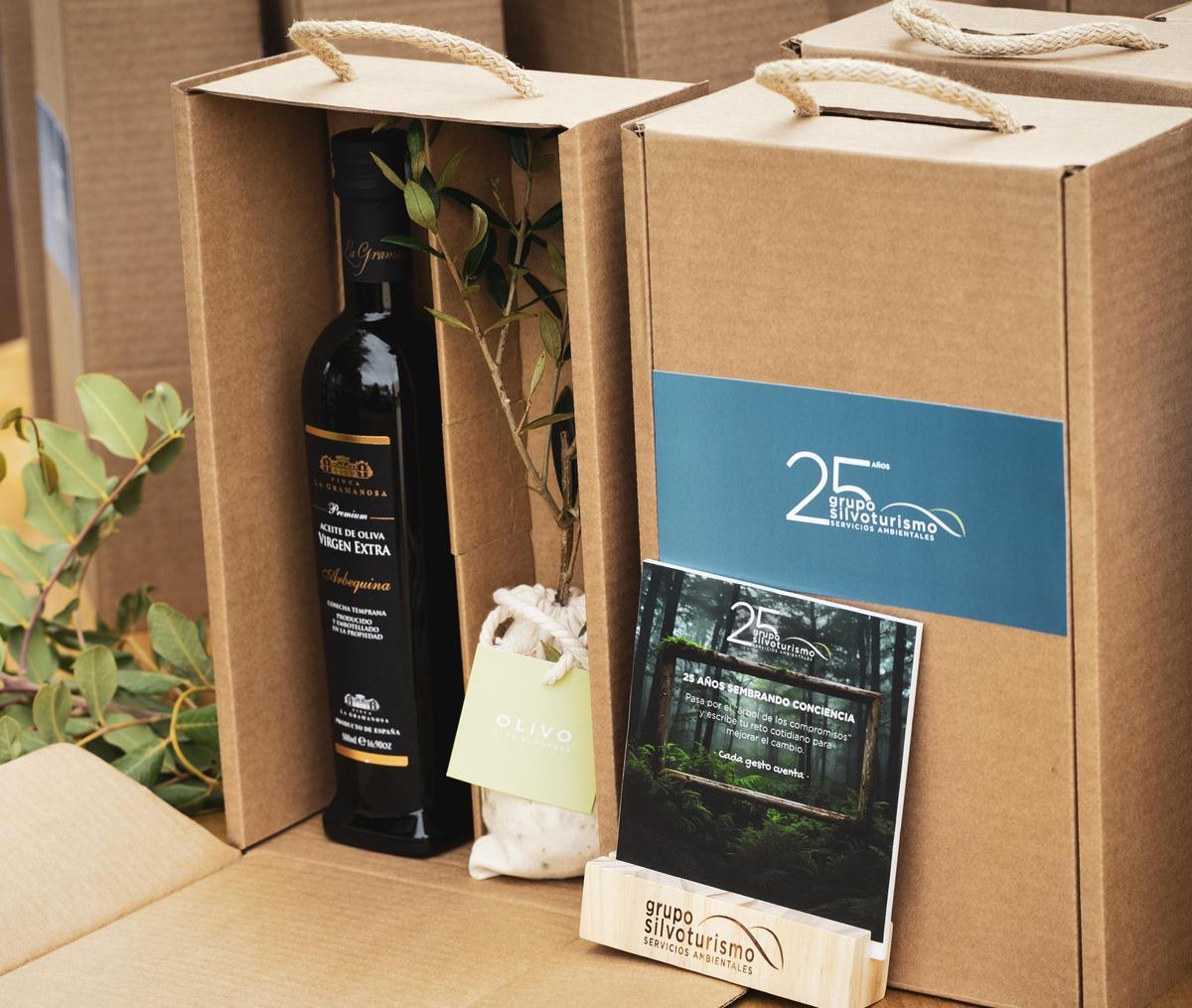 El obsequio también aludía a la esencia de Grupo Silvoturismo, 25 años sembrando conciencia.