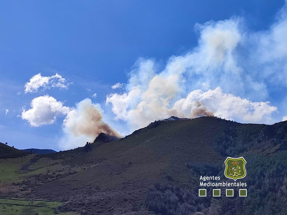 El incendio de Busdongo, que aún humea.