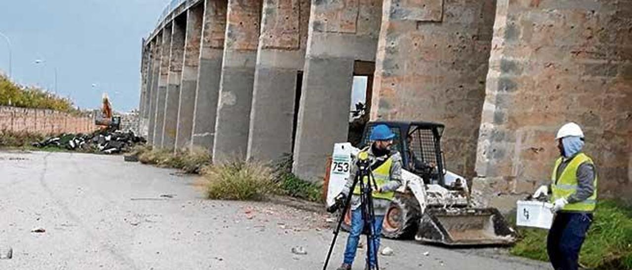 Entra la maquinaria en el Estadi Balear para labores de limpieza.