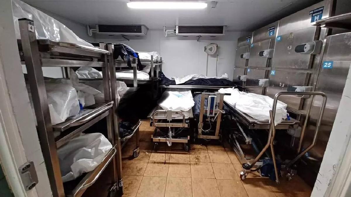 Cadáveres fuera de las neveras en el Instituto de Medicina Legal y Ciencias Forenses de Santa Cruz de Tenerife.