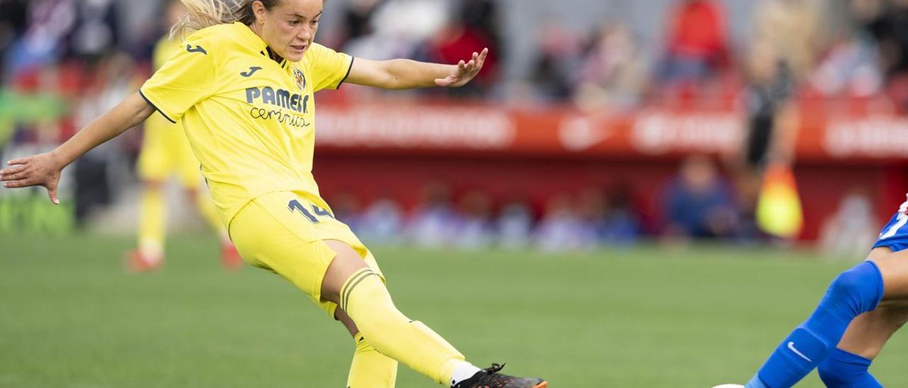 La jugadora amarilla Nerea Pérez golpea al balón ante una futbolista del Atlético de Madrid en un lance del encuentro.