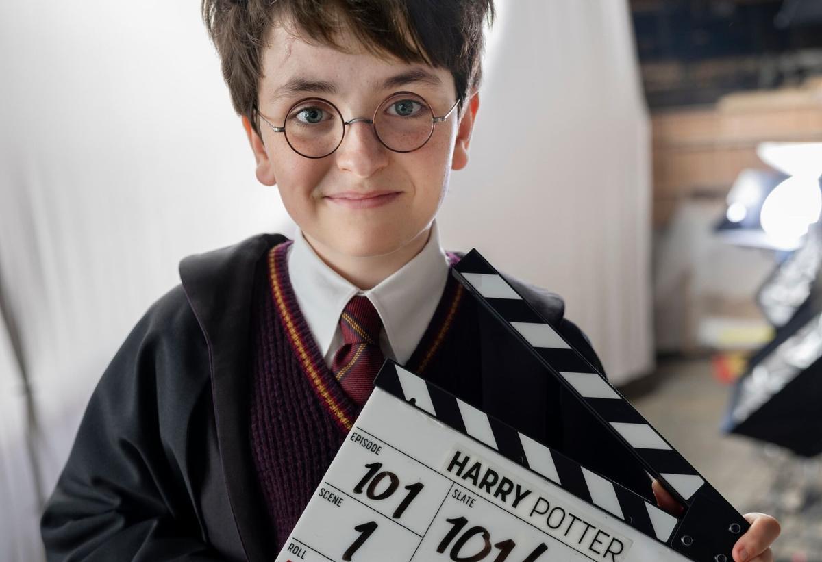 Dominic McLaughlin interpretando a Harry Potter en el rodaje de la nueva serie de 'Harry Potter'.