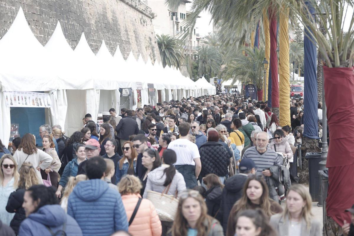 Numeroso público acudió a las paradas por la Diada de Balears.