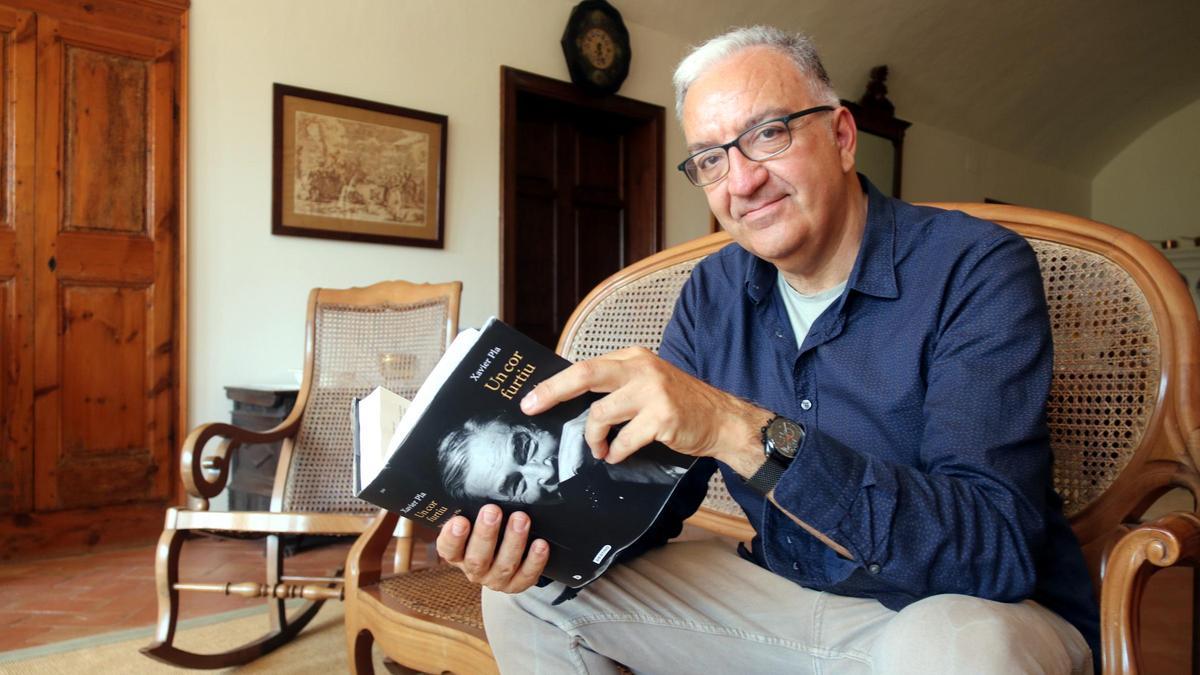 L'escriptor Xavier Pla, amb un exemplar del llibre 'Un cor furtiu', al Mas Pla de Llofriu