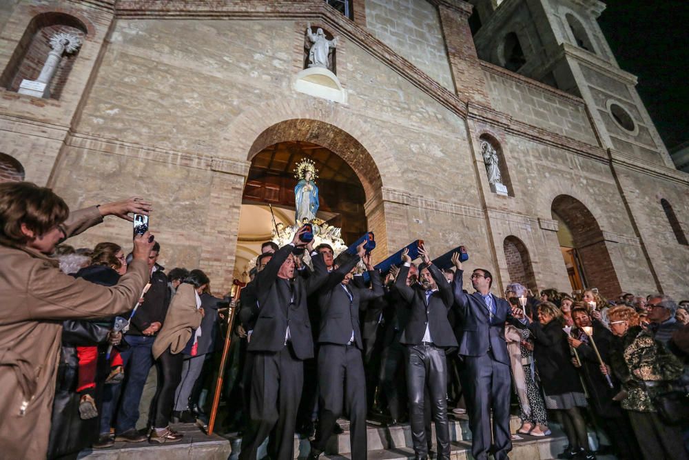 La Inmaculada Concepción protagoniza la tradicional procesión en Torrevieja.