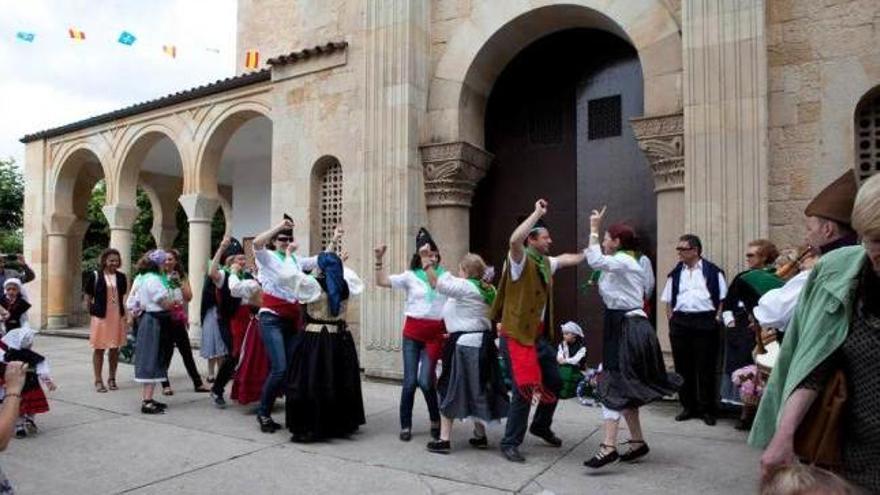 Un grupo de baile, en las fiestas de Somió.