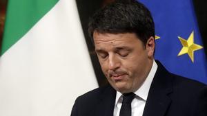 El exprimer ministro, Matteo Renzi, en la rueda de prensa donde anunció su renuncia.