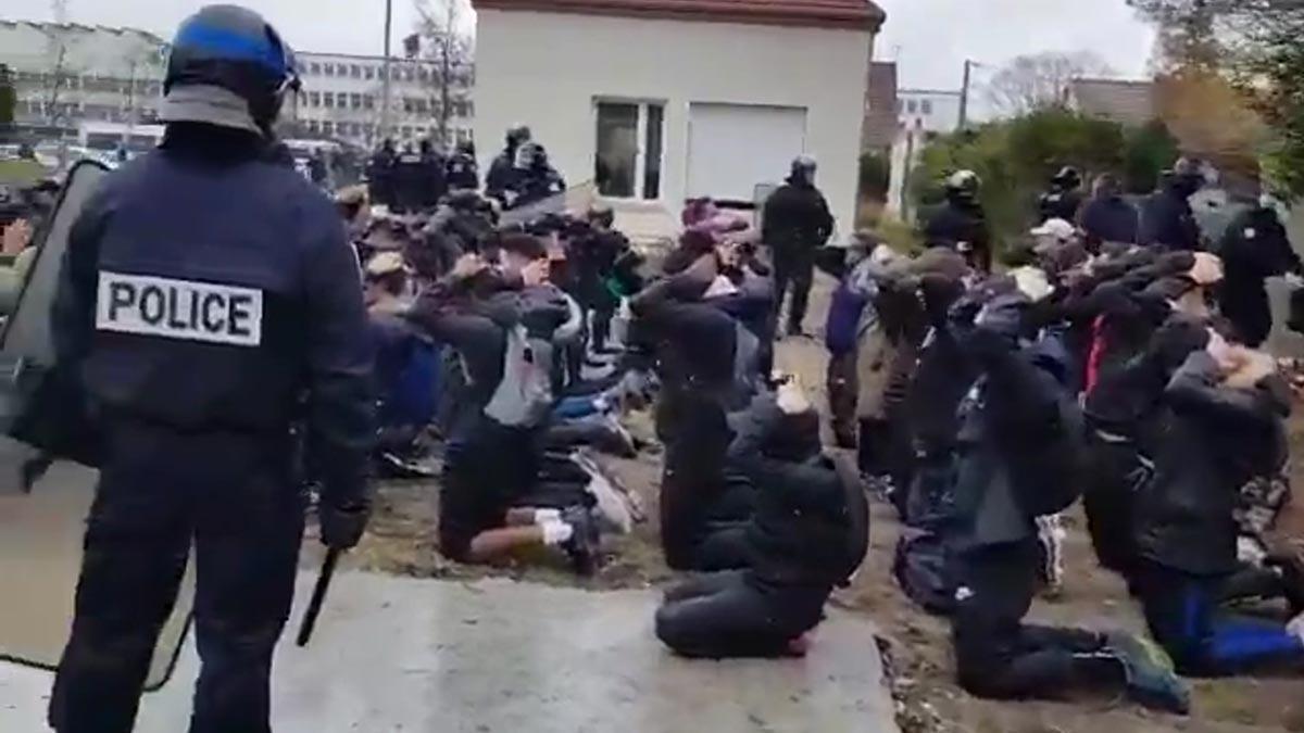 Estudiantes detenidos por la policía en Mantes-la-Jolie, Francia.