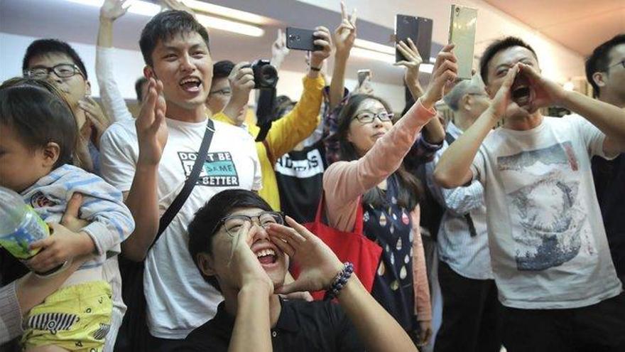 Los antigubernamentales arrasan en las urnas en Hong Kong