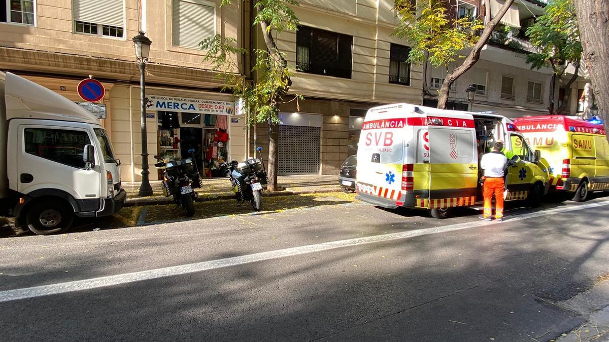 Dos ambulancias han atendido al conductor, que ha sido trasladado a La Fe.