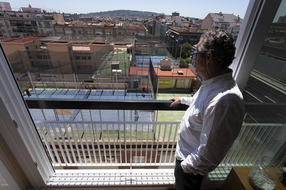 Un vecino observa las pistas de pádel situadas en el terrado del colegio Pare Manyanet de Les Corts, en Barcelona.