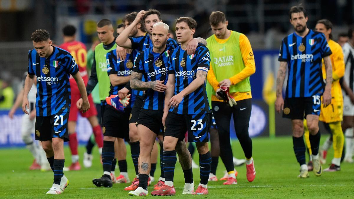 Los jugadores del Inter agradeciendo el apoyo de su afición