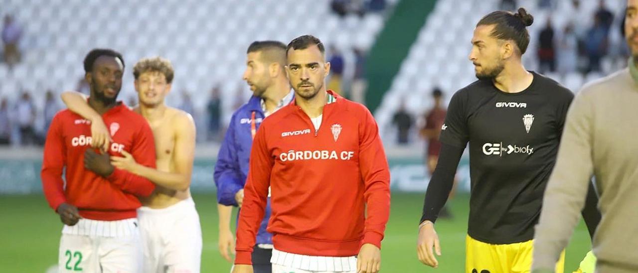 Miguel De las Cuevas, en el centro de la imagen, tras el choque ante el Badajoz.