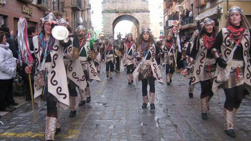 Una de las murgas de adultos desfila por las calles de la ciudad en la edición festiva del pasado año.