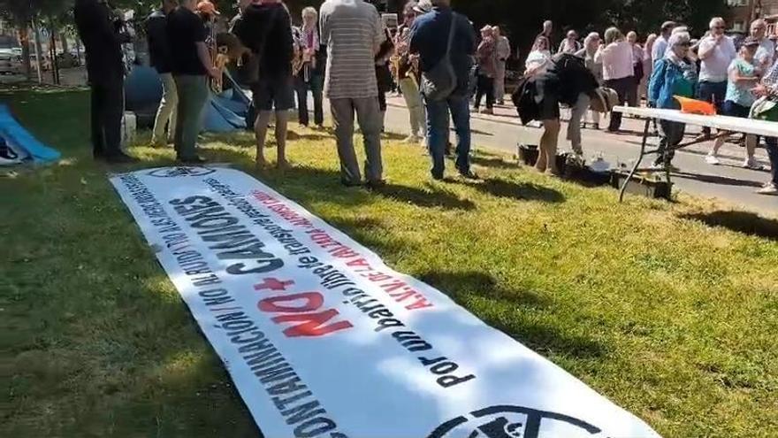 Protesta vecinal en La Calzada contra el paso de camiones, con la Charanga Ventolín.