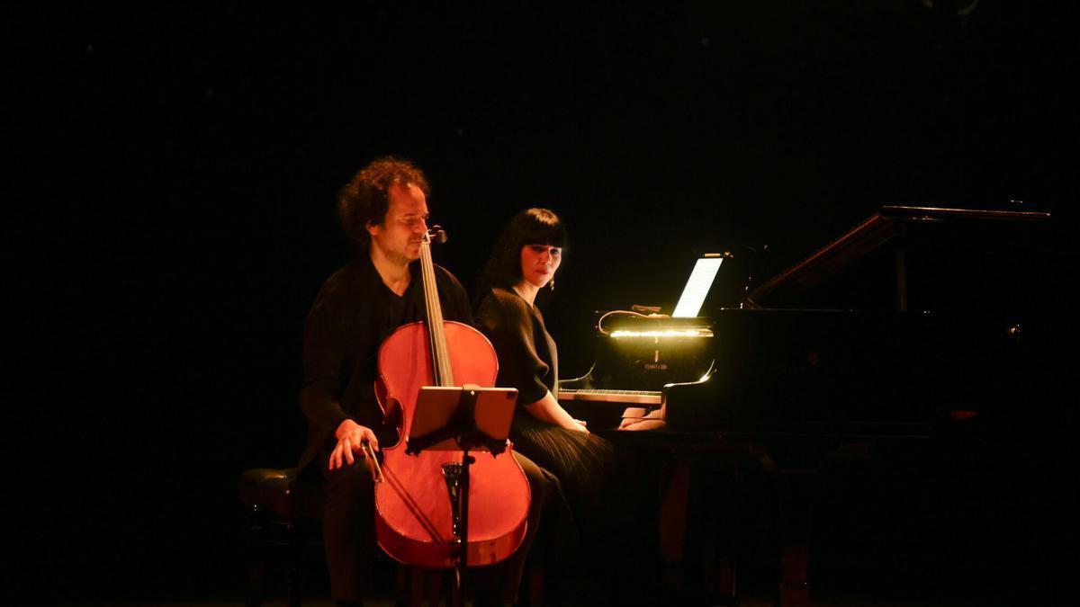 Damián Martínez Arco y Marta Moll de Alba, integrantes del Dúo Cassadó, en su concierto en el teatro Rosalía de Castro, en A Coruña.