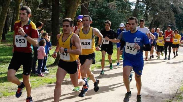Los favoritos y primeros clasificados encabezan el grupo participante a la salida del Cross.