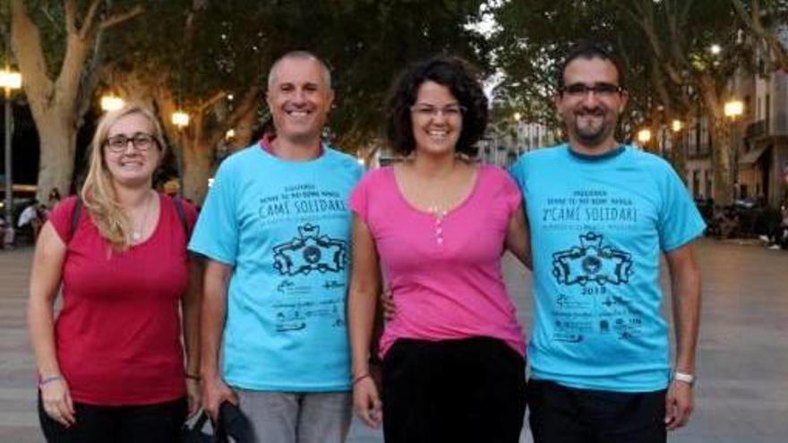 Alguns integrants de l&#039;Associació Amics Solidaris de Figueres, a la Rambla.