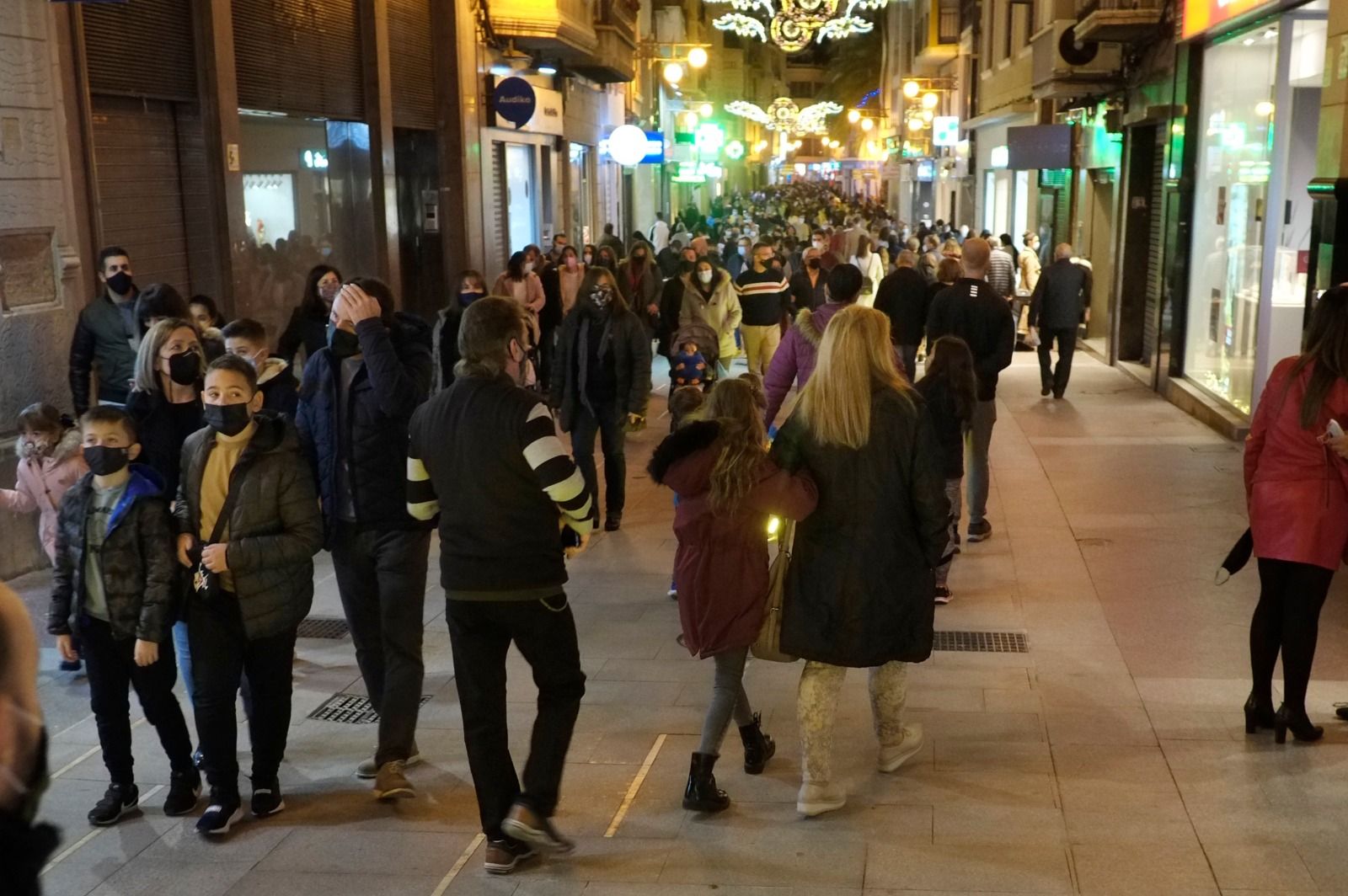 Así de concurrido luce el centro de Elche a dos semanas de Navidad