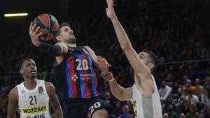 Laprovittola  prueba una entrada a canasta en el partido del pasado martes ante el Partizan