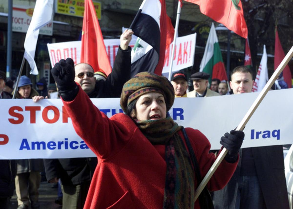 En Bulgaria, país cuyo Gobierno apoyaba a EEUU en su intención de atacar militarmente a Irak, la gente apenas salió a la calle. Unas 2.000 personas se manifestaron en Sofía, la capital, contra la guerra, convocados por el Comité Cívico por la Paz y Contra la Guerra, que unía a unas treinta oenegés y a partidos ecologistas y de izquierda. En la foto, una búlgara levanta el brazo en señal de protesta.