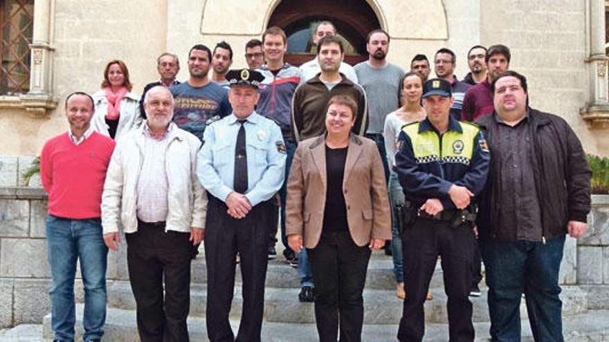 Autoridades y nuevos agentes posan en el exterior del ayuntamiento de Alcúdia.