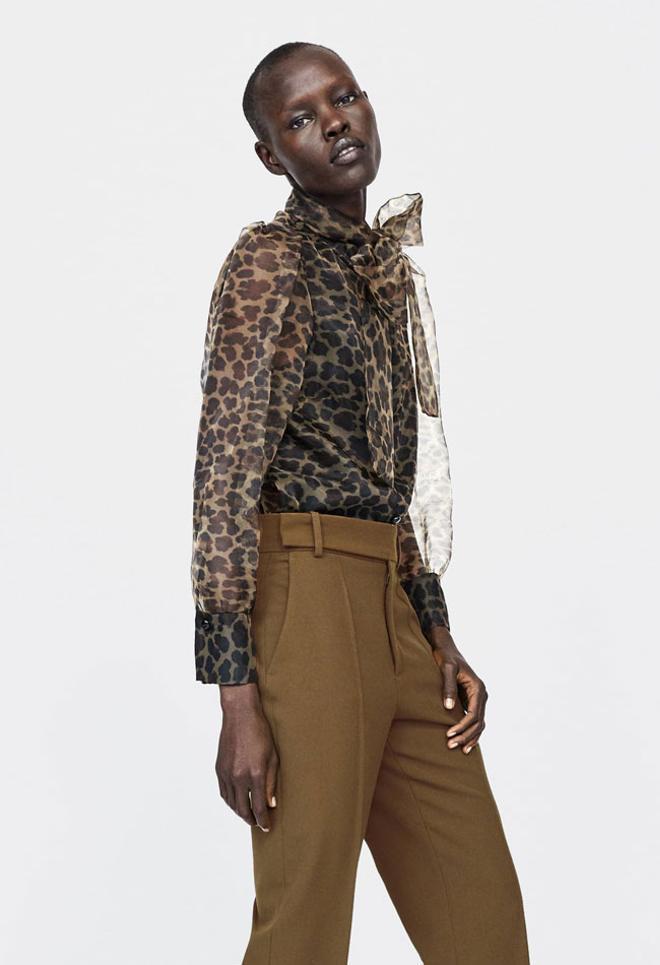 Blusa transparente con estampado de leopardo de Zara