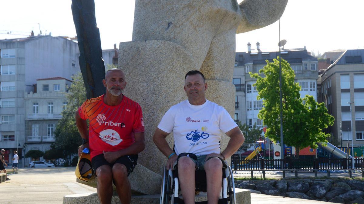 Pablo Paz y Suso Valverde este martes ante la escultura de O Fisgón en Moaña.