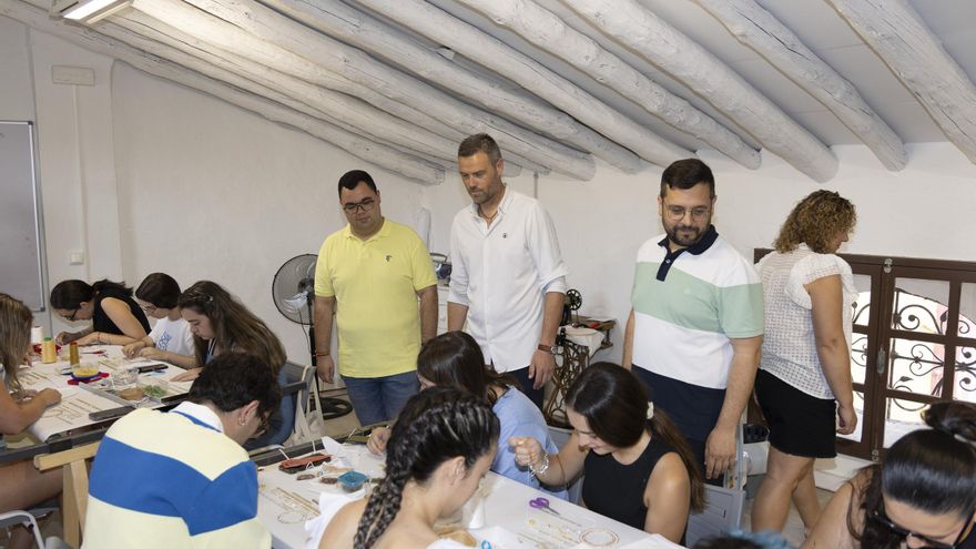 Caravaca impulsa el relevo generacional en el bordado en seda y oro con un curso para jóvenes