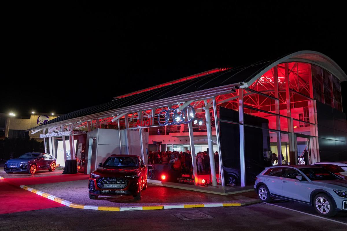 El concesionario se transformó en un espacio escenográfico concebido para realzar el diseño y la tecnología de Audi