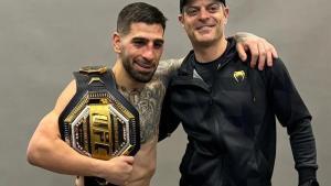 Aldo Martnez junto a Ilia Topuria tras la coronacin en el UFC 298