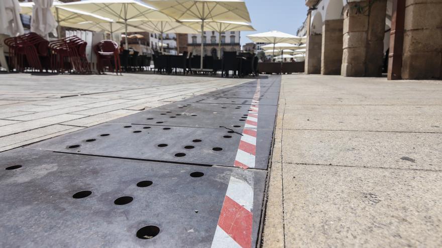 Nuevos pasillos delimitan las terrazas de la plaza Mayor de Cáceres