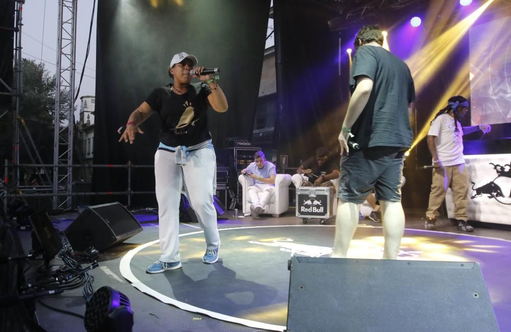 Cuatro raperos lucharon en una batalla de improvisación a ritmo de hip-hop bajo la mirada de Arkano y Skone.