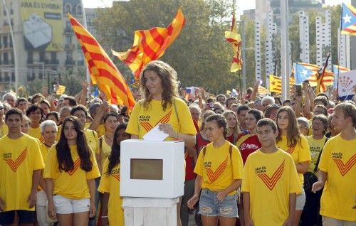 Miles de catalanes participan en la Diada más reivindicativa.