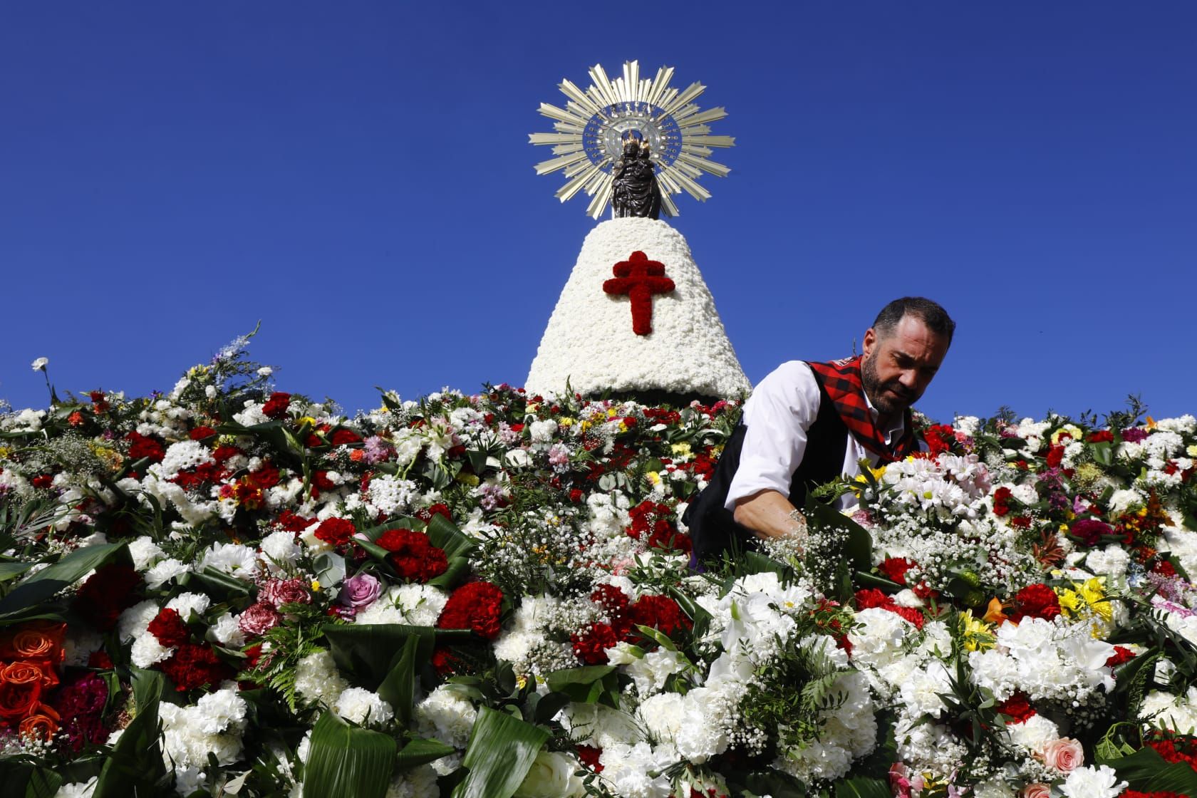 En imágenes | Zaragoza vive su día grande con la Ofrenda de Flores a la Virgen del Pilar