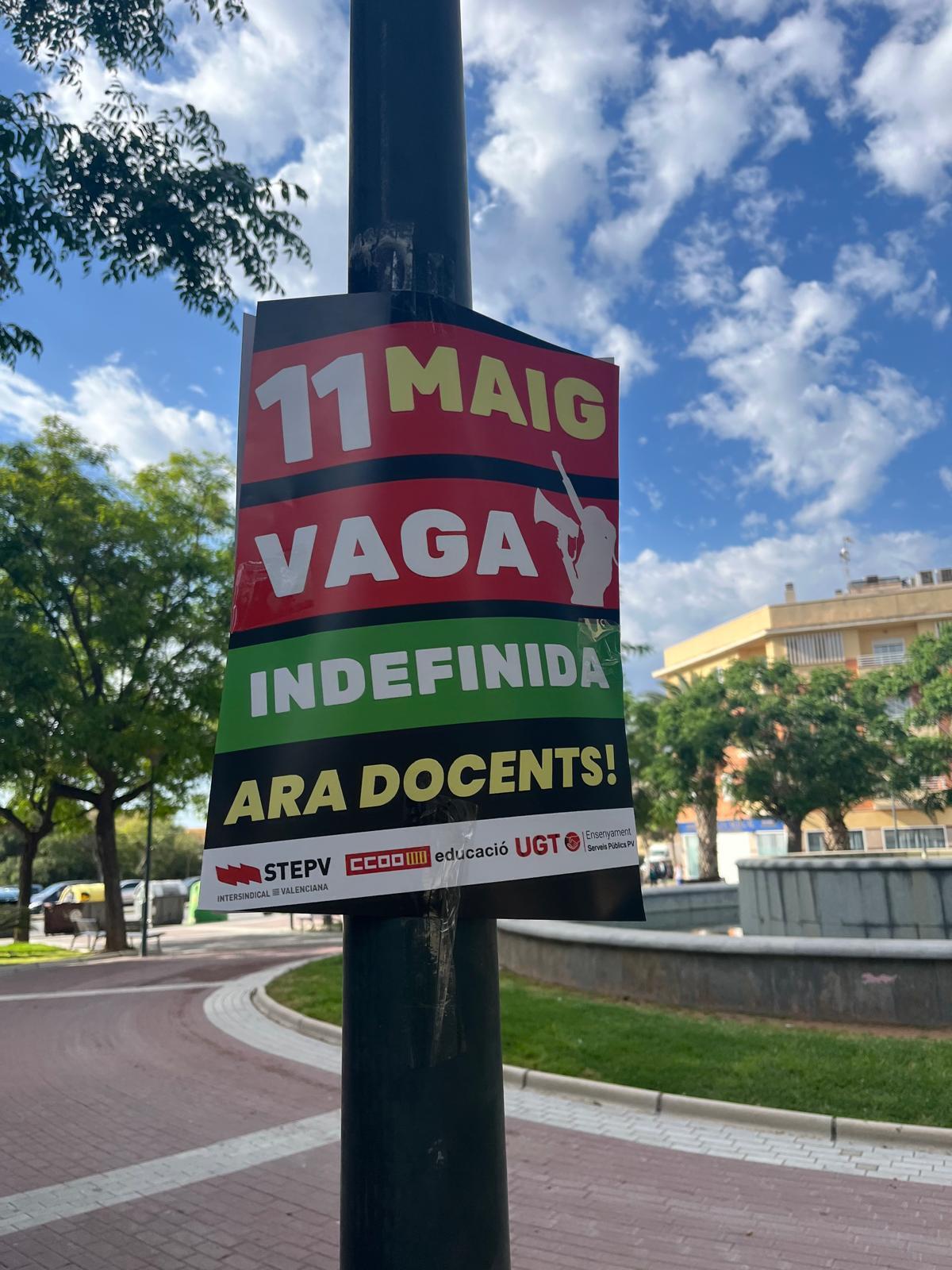 Uno de los carteles de la huelga indefinida pegados en una farola en Crevillent